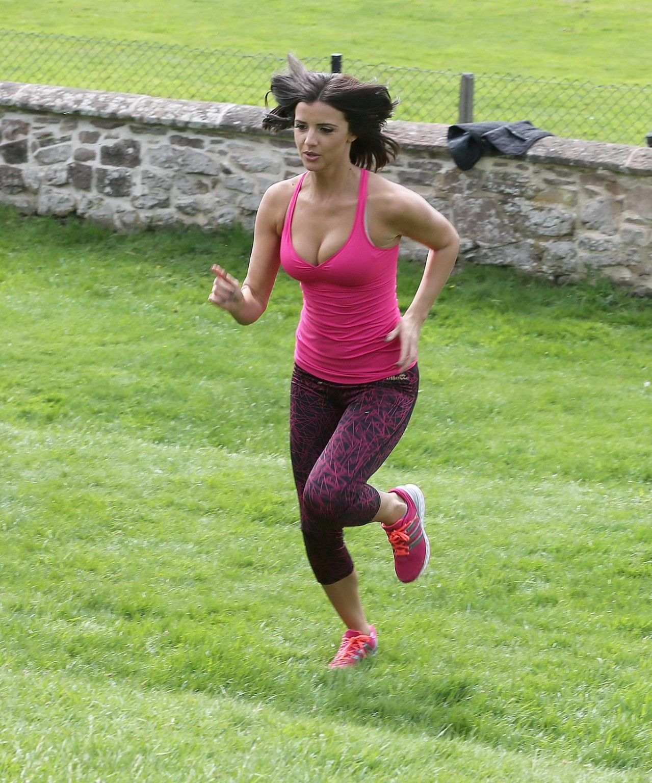 Lucy mecklenburgh montrant ses fesses et son décolleté dans une tenue de sport moulante en travaillant. 
 #75197375