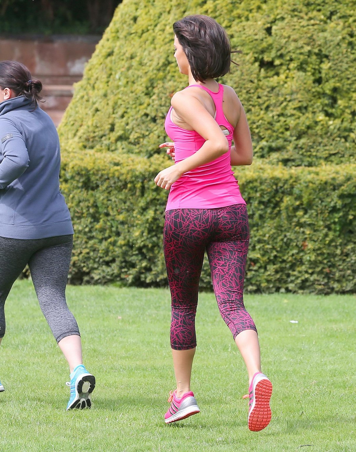 Lucy mecklenburgh mostrando culo y escote en un ajustado traje deportivo mientras trabaja 
 #75197470