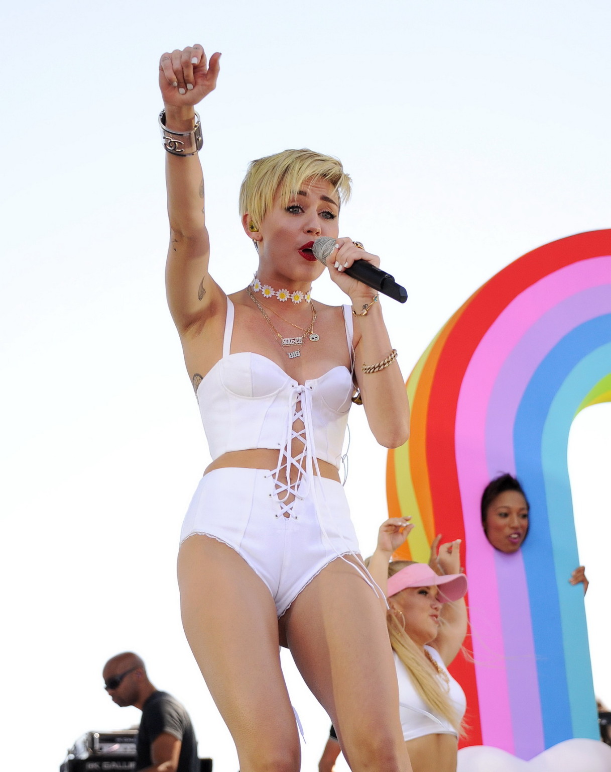Miley Cyrusがiheart radio musiで白い服を着てホットな体を見せている
 #75217883