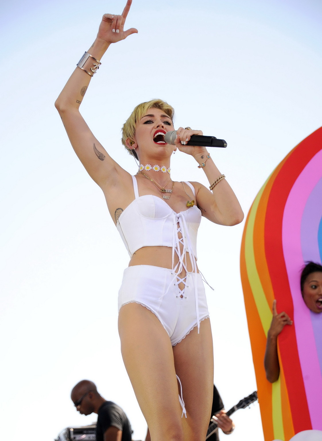 Miley cyrus mostrando su cuerpo caliente en un diminuto traje blanco en iheart radio musi
 #75217886