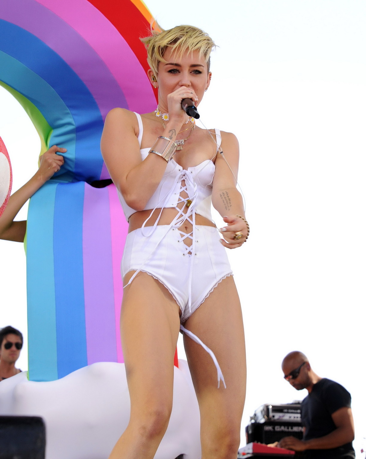 Miley Cyrusがiheart radio musiで白い服を着てホットな体を見せている
 #75217896