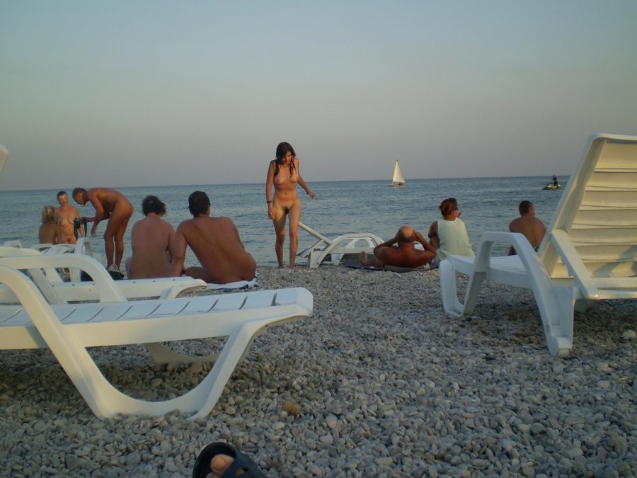 Jeunes nues et sexy s'amusant sous un soleil de plomb
 #72256352