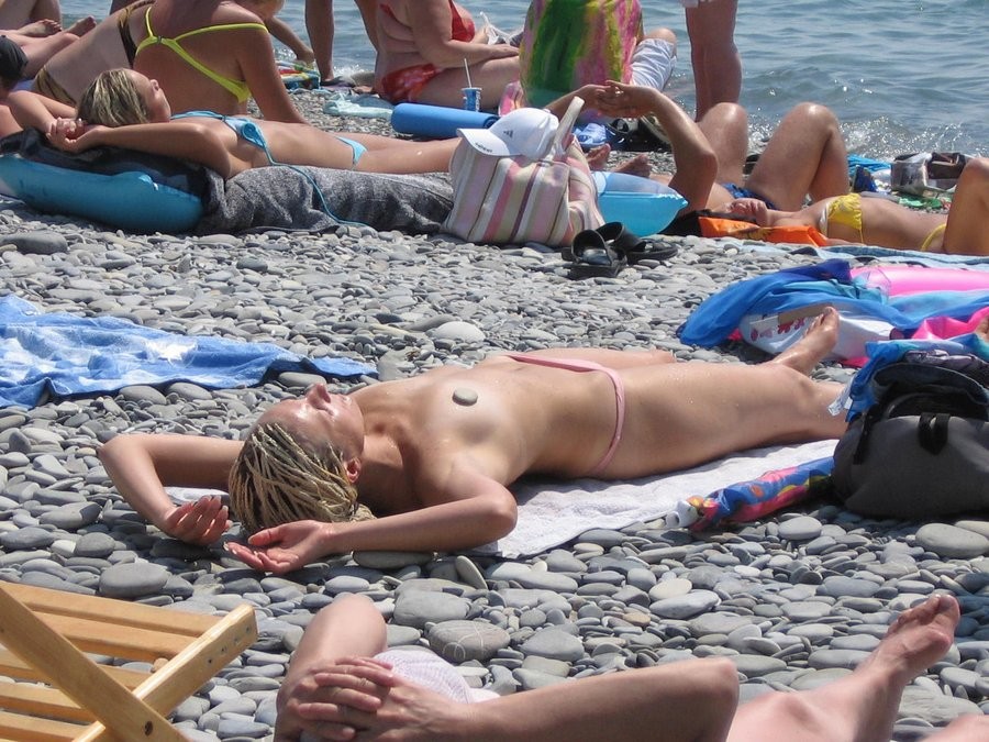 Jeunes nues et sexy s'amusant sous un soleil de plomb
 #72256376