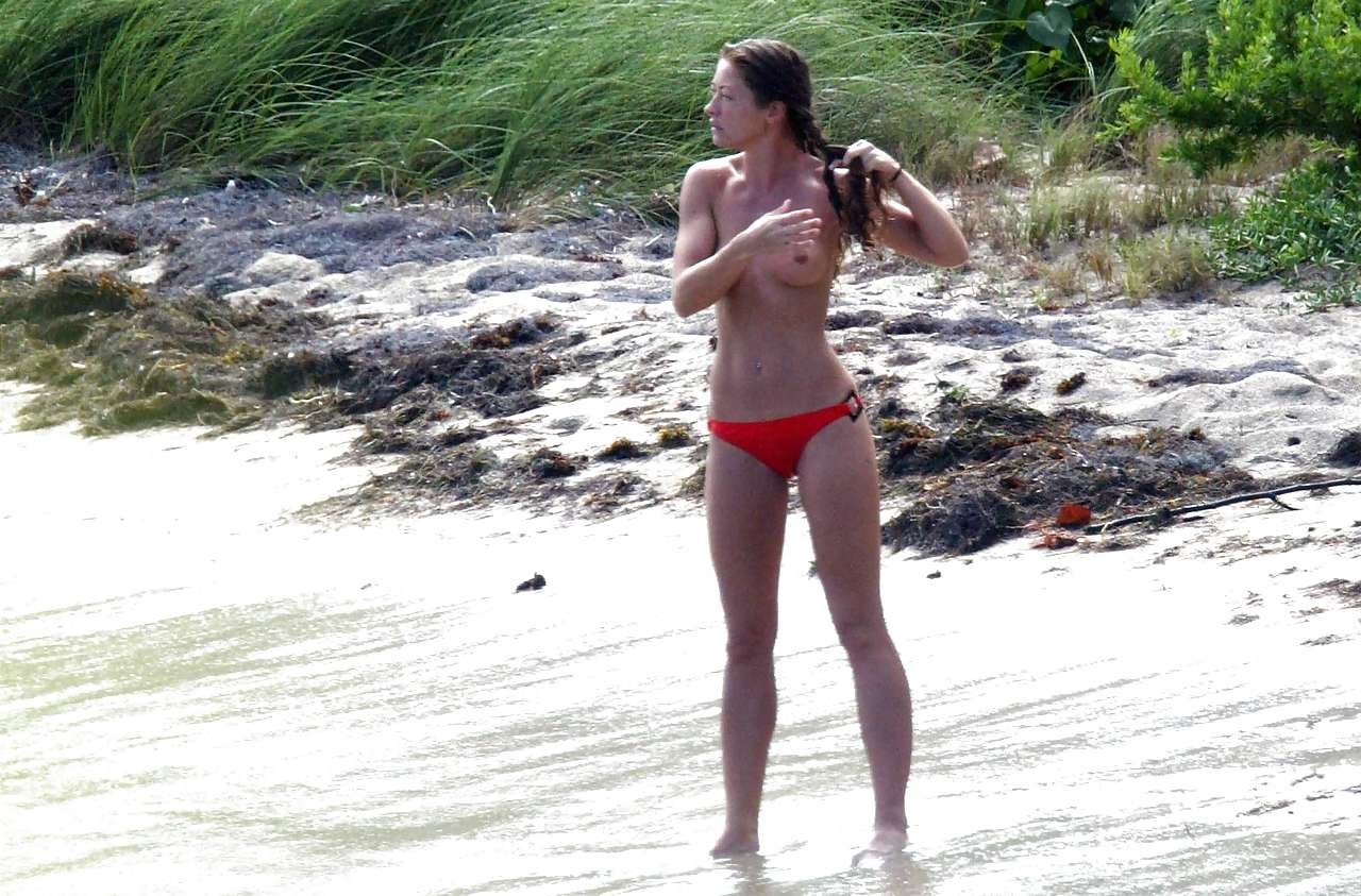 Rebecca gayheart che mostra le sue belle tette sulla spiaggia e yacht
 #75298911
