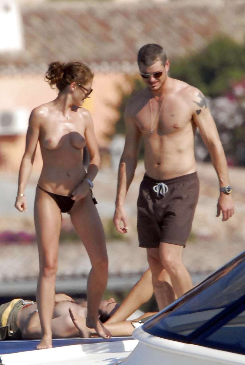 Rebecca gayheart montrant ses beaux seins sur la plage et le yacht
 #75298932