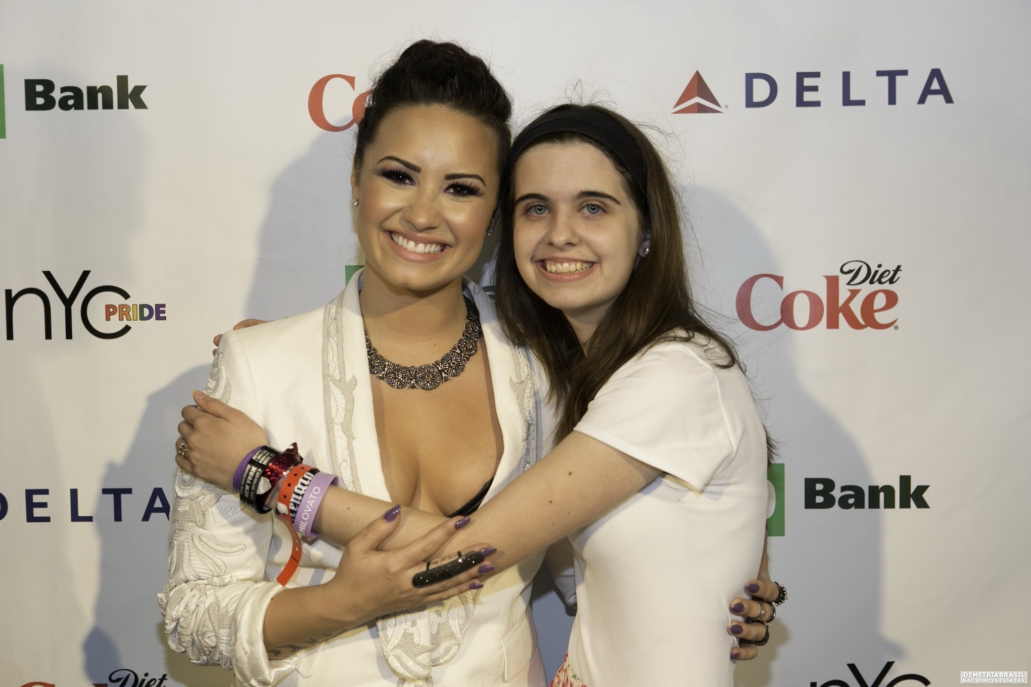 Demi lovato zeigt ihre riesigen Brüste in schwarzem Leder-BH mit ihren Funs bei nyc p
 #75191988