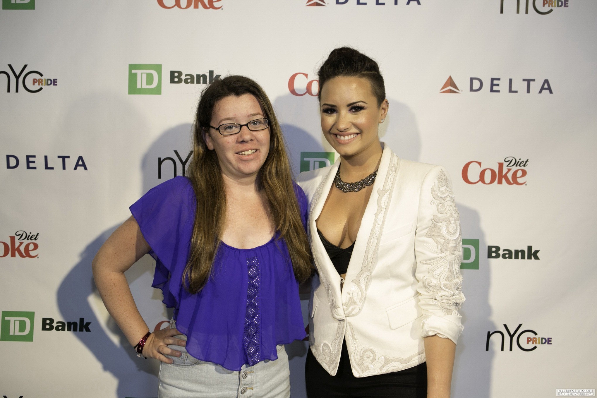 Demi lovato zeigt ihre riesigen Brüste in schwarzem Leder-BH mit ihren Funs bei nyc p
 #75192023