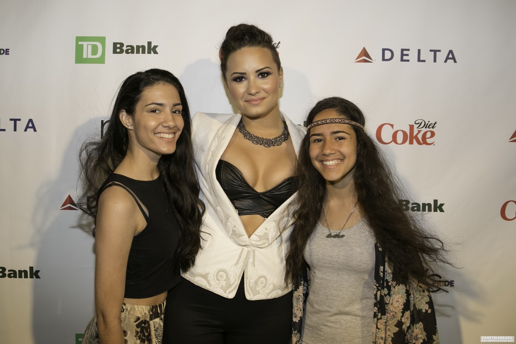 Demi lovato zeigt ihre riesigen Brüste in schwarzem Leder-BH mit ihren Funs bei nyc p
 #75192032