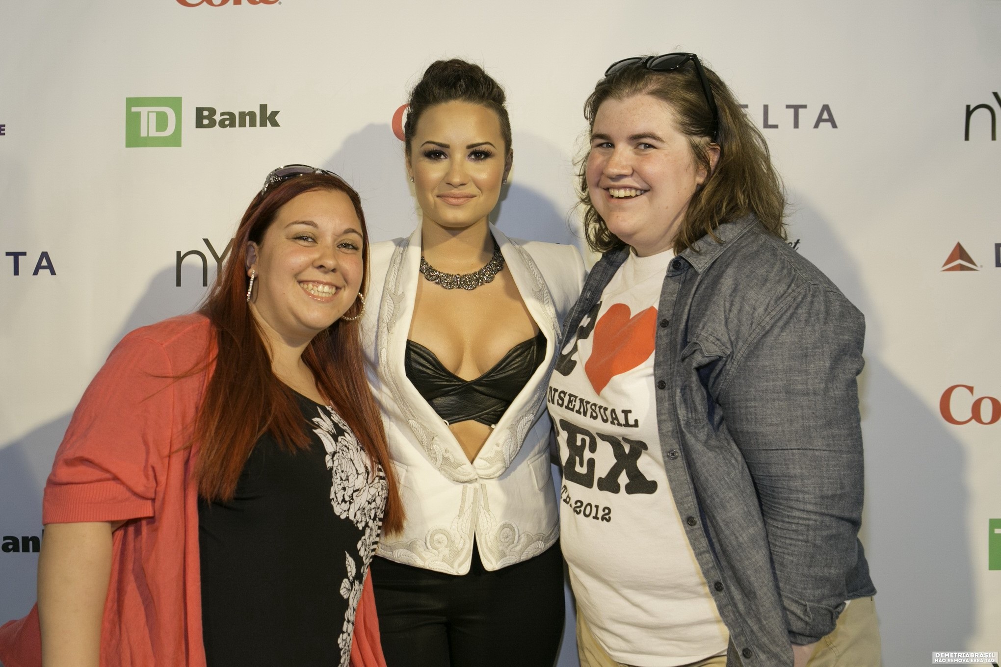 Demi lovato zeigt ihre riesigen Brüste in schwarzem Leder-BH mit ihren Funs bei nyc p
 #75192050