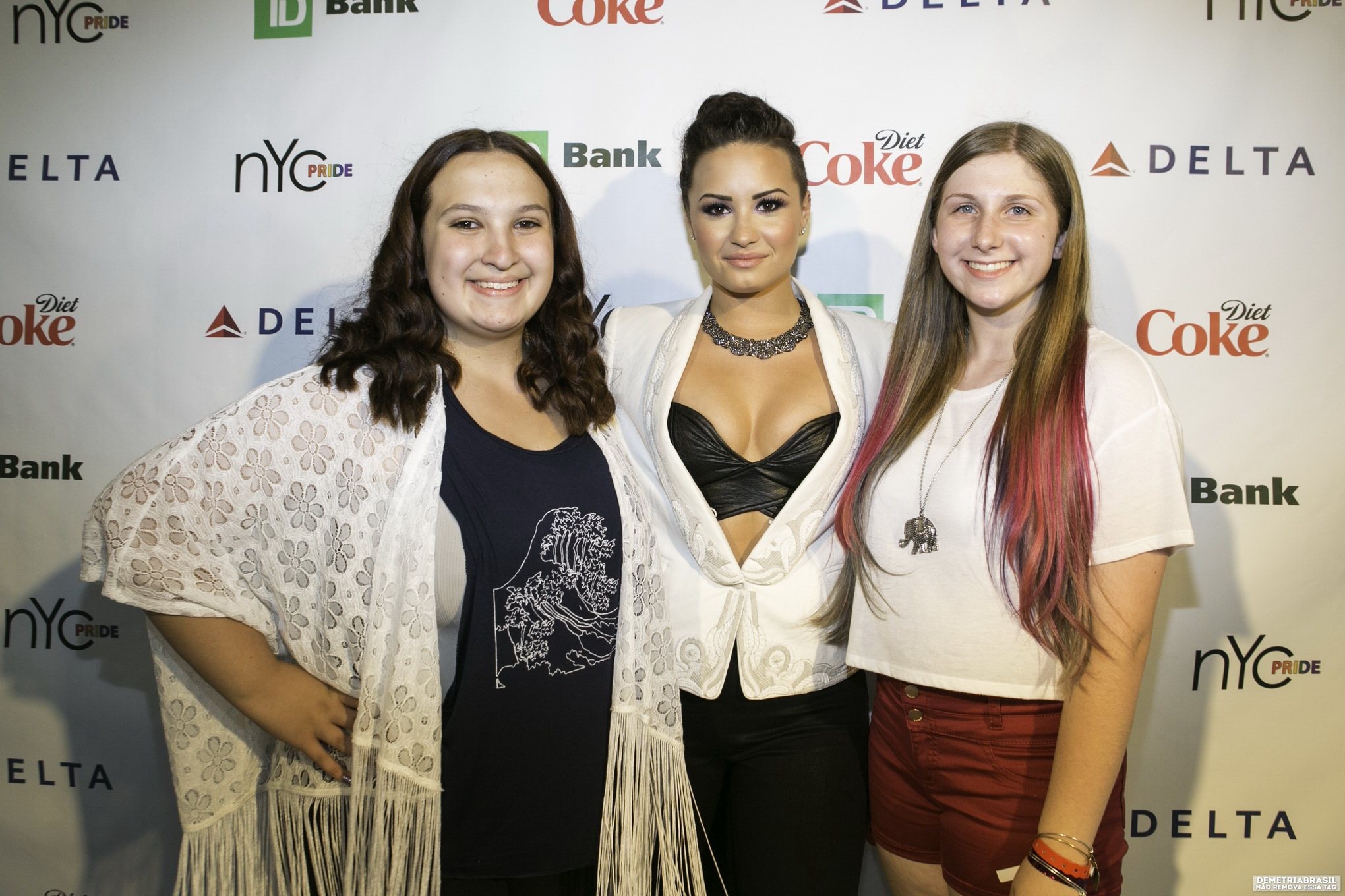 Demi lovato zeigt ihre riesigen Brüste in schwarzem Leder-BH mit ihren Funs bei nyc p
 #75192060