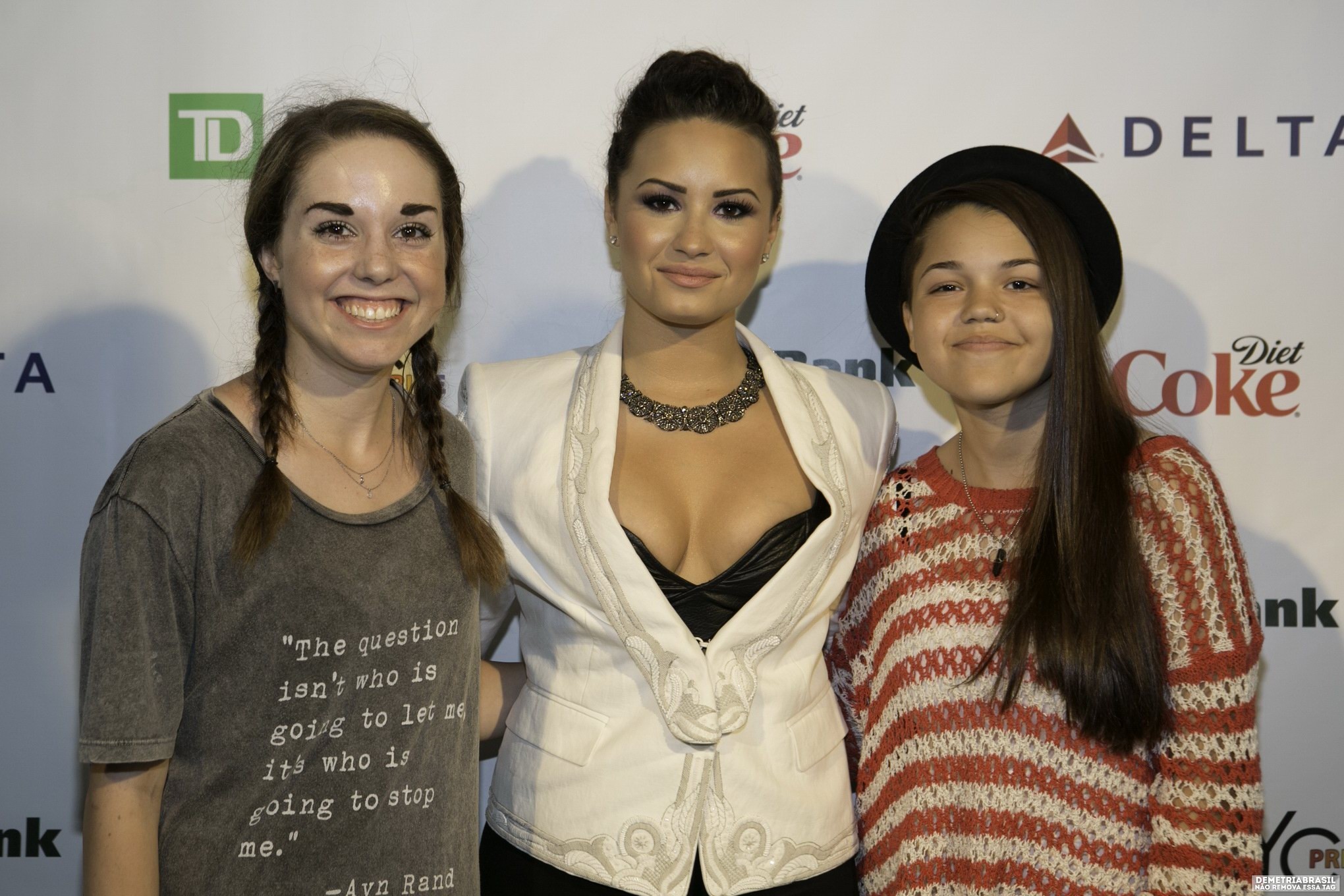 Demi lovato zeigt ihre riesigen Brüste in schwarzem Leder-BH mit ihren Funs bei nyc p
 #75192074