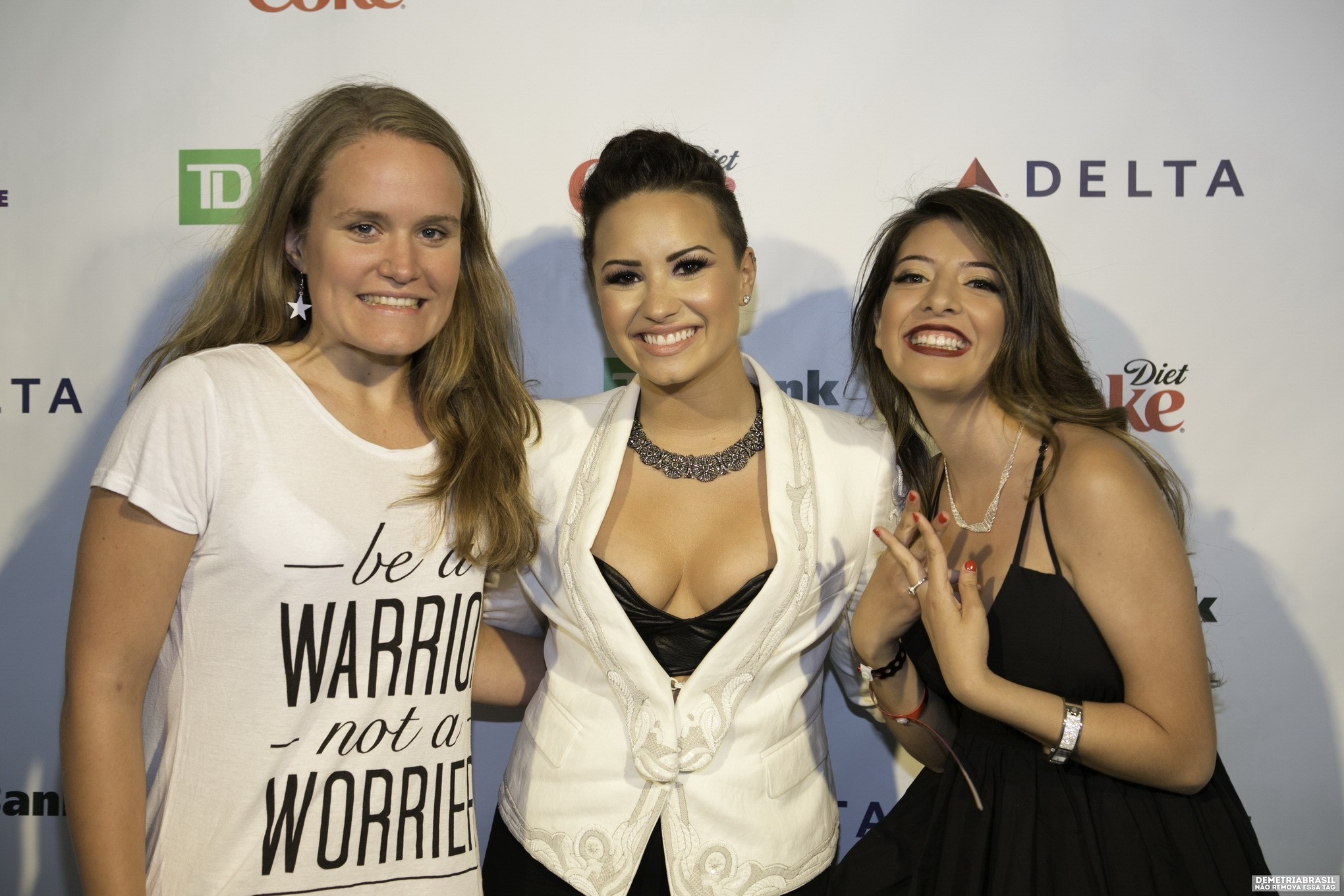 Demi lovato zeigt ihre riesigen Brüste in schwarzem Leder-BH mit ihren Funs bei nyc p
 #75192120