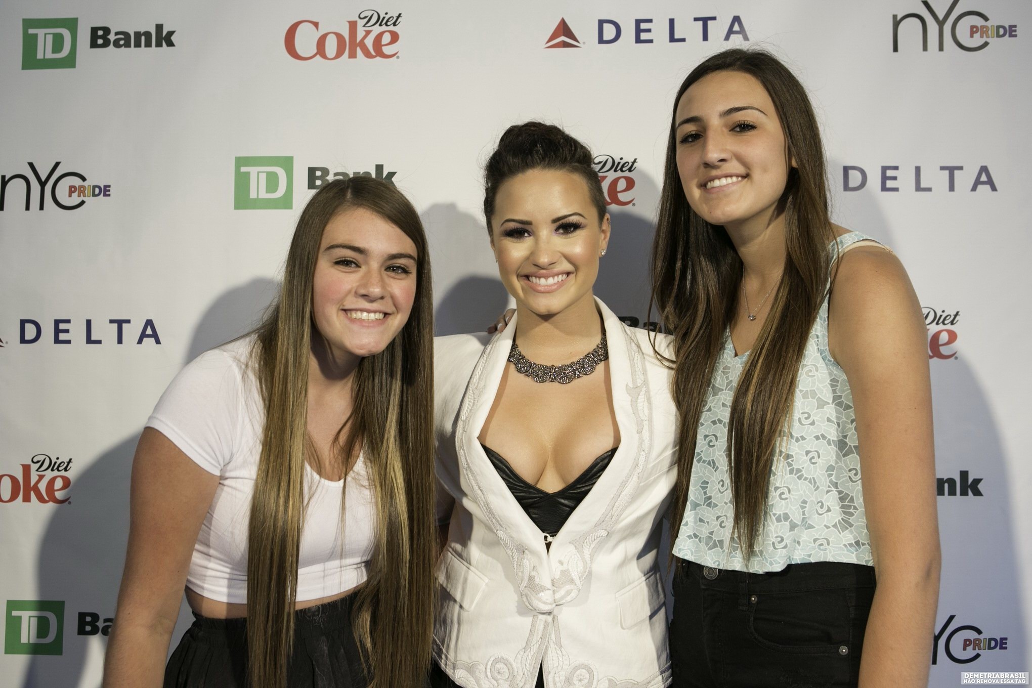 Demi lovato zeigt ihre riesigen Brüste in schwarzem Leder-BH mit ihren Funs bei nyc p
 #75192125