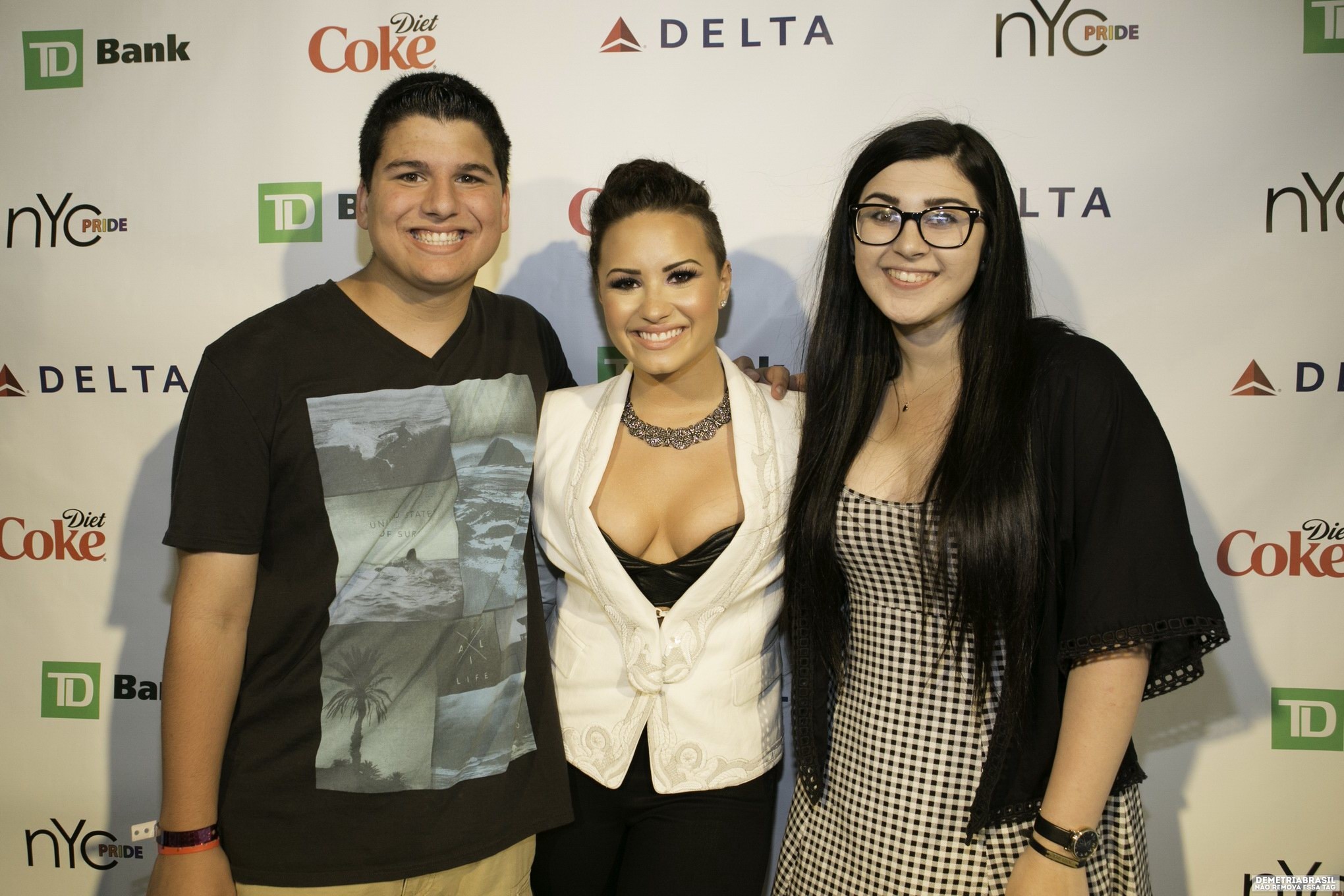 Demi lovato zeigt ihre riesigen Brüste in schwarzem Leder-BH mit ihren Funs bei nyc p
 #75192129