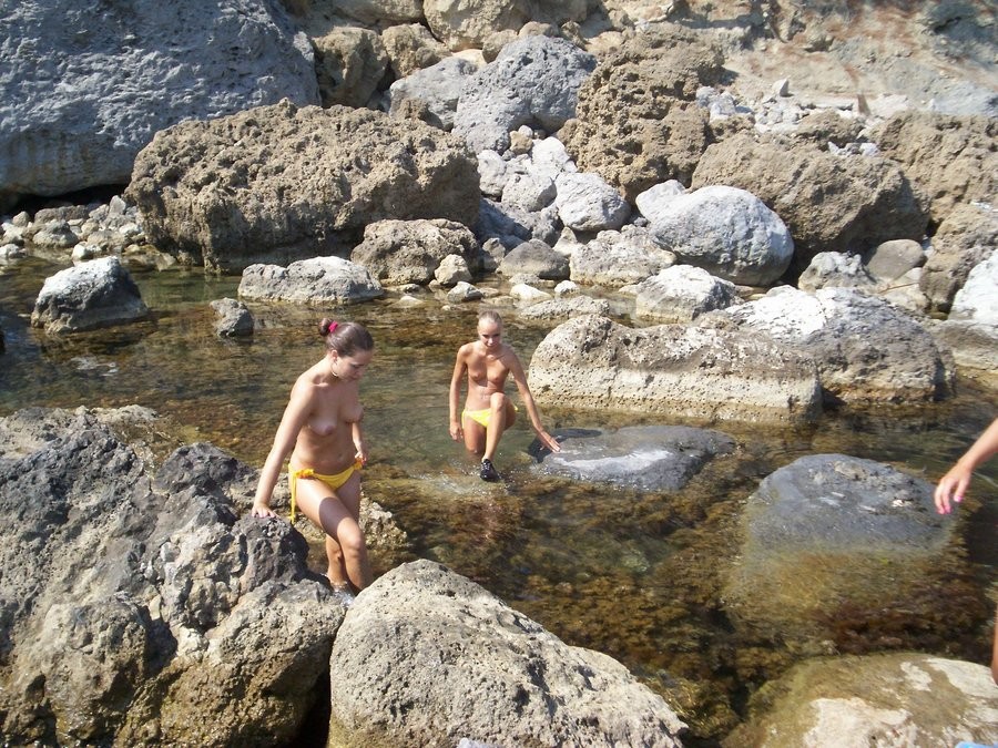 Ver una chica desnuda en la playa broncear su cuerpo caliente
 #72257189