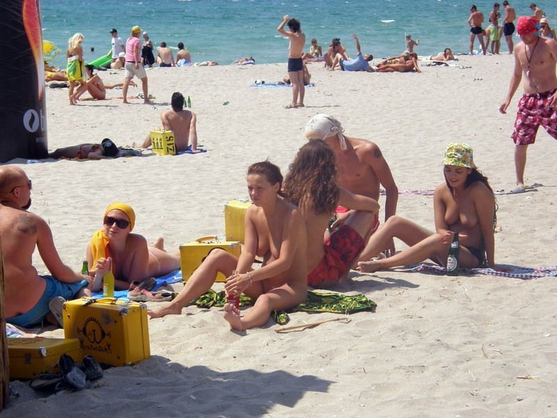 Regardez une nana nue à la plage qui bronze son corps chaud.
 #72257192