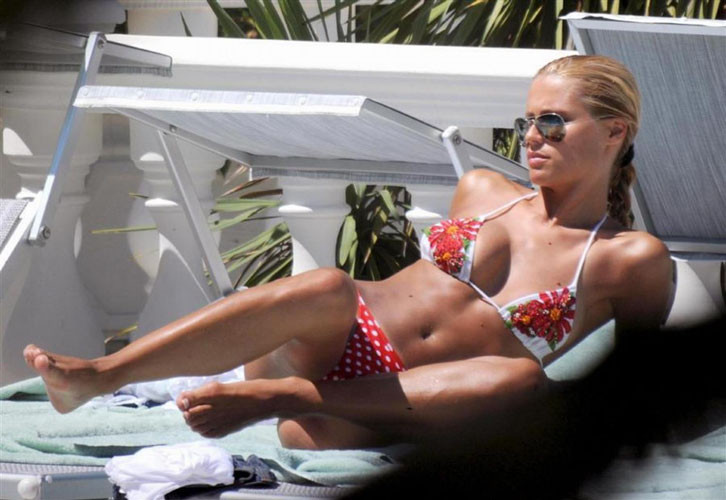 Michelle hunziker montrant ses beaux gros seins et posant en string
 #75417133