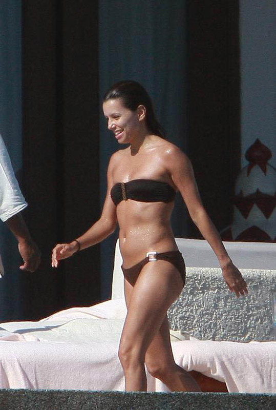 Berühmtheit eva longoria zeigt sexy Arsch im orangefarbenen Bikini
 #75402031