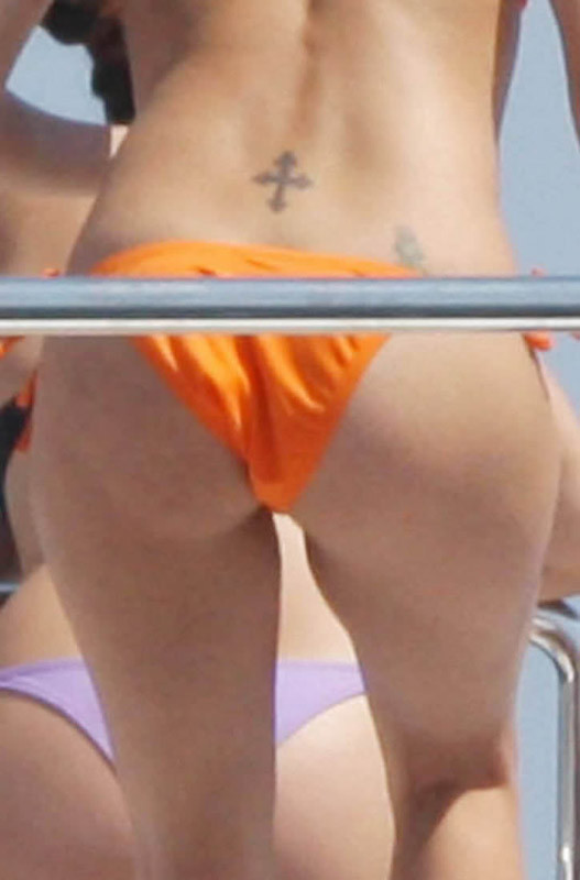 Celebrity Eva Longoria shows sexy ass in orange bikini #75402034