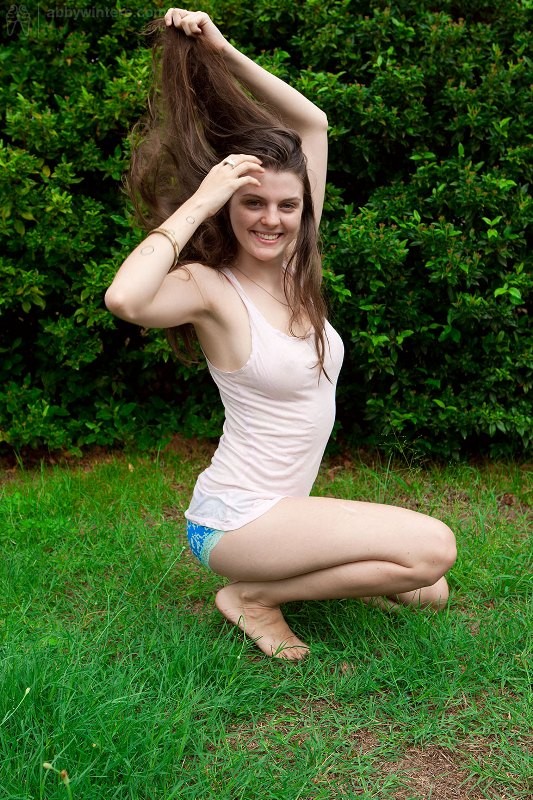 庭の女の子
 #78597717