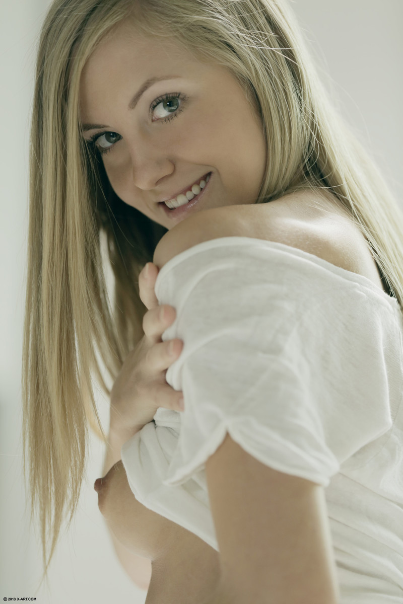 Wunderschöne schlanke erotische Blondine Cecilia posiert in Softcore-Art Nudes
 #71189667