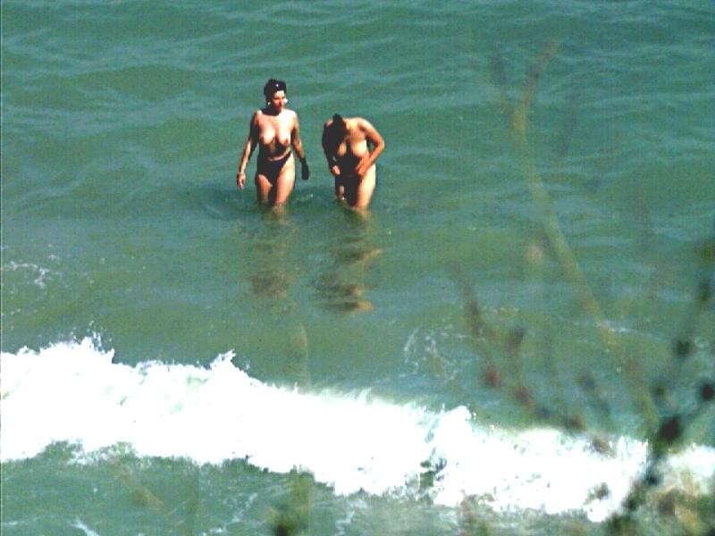 Regardez les seins dans l'eau de cette jeune nudiste.
 #72253451