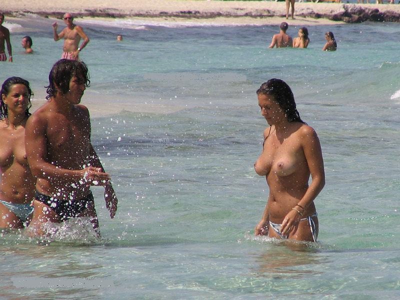Regardez les seins dans l'eau de cette jeune nudiste.
 #72253543