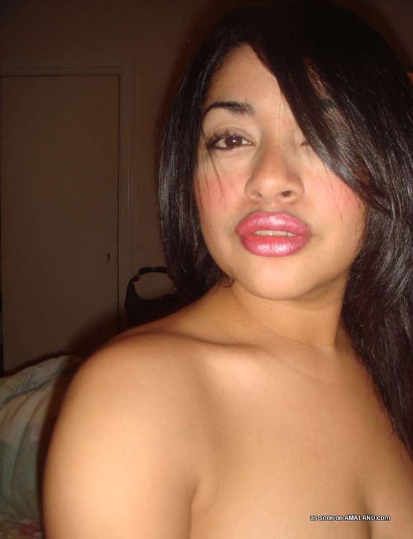 Une superbe latina qui taquine ses gros seins.
 #67353624