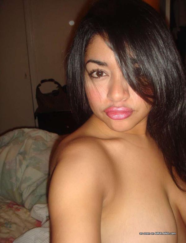 Une superbe latina qui taquine ses gros seins.
 #67353630