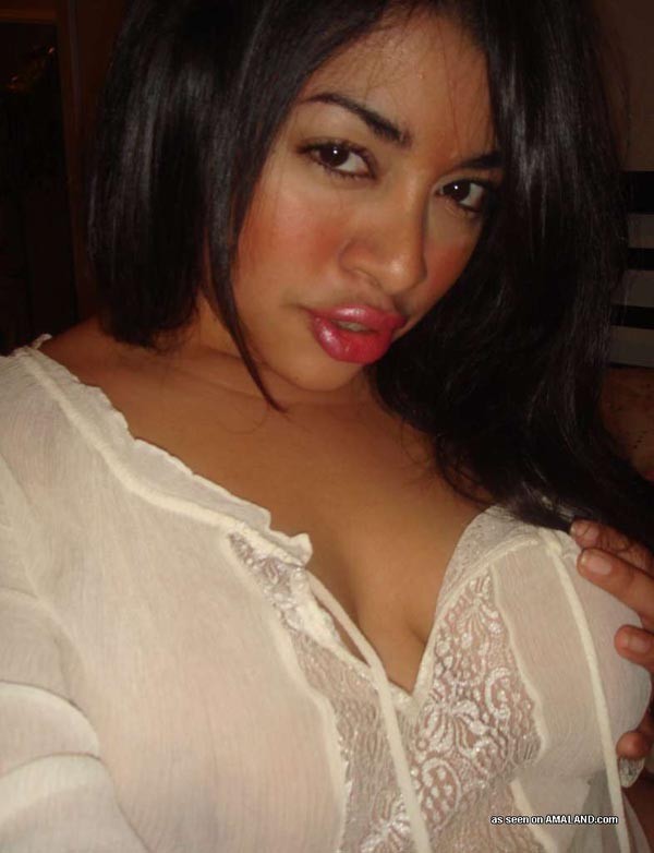 Une superbe latina qui taquine ses gros seins.
 #67353671