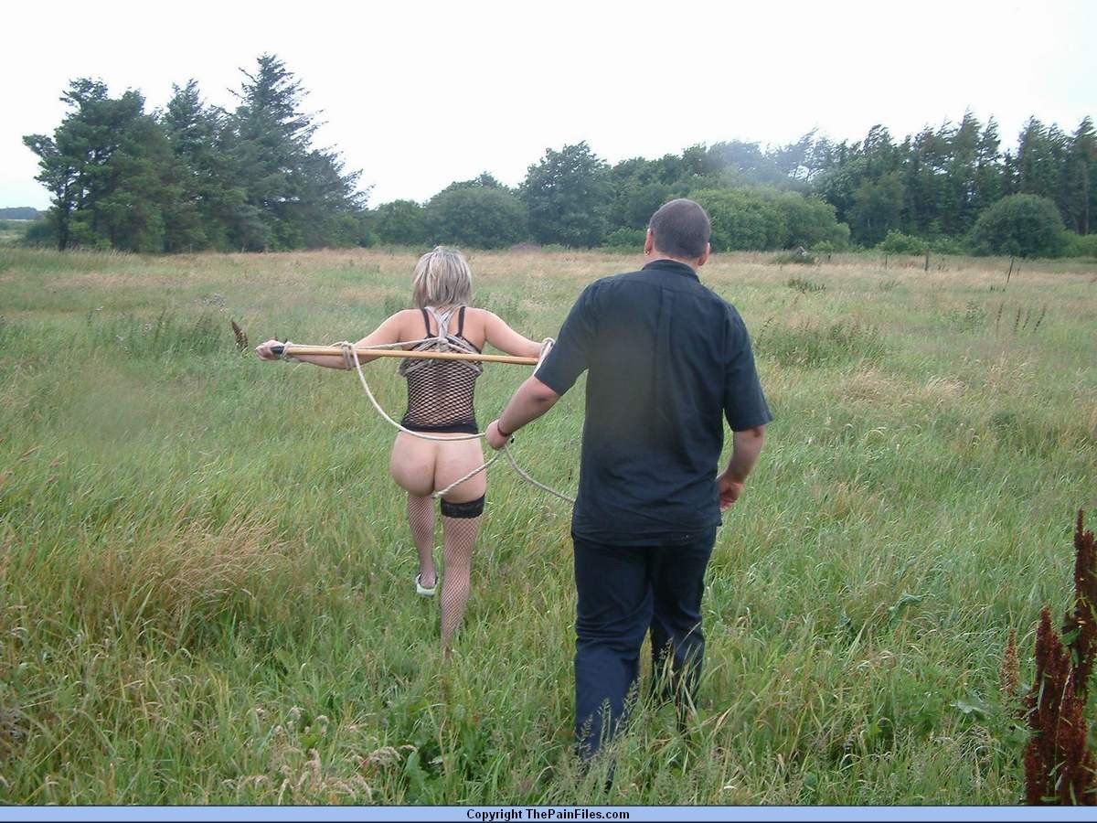 Bondage all'aperto ed esposizione pubblica della slavegirl per la feticista britannica bdsm emma l
 #72187286