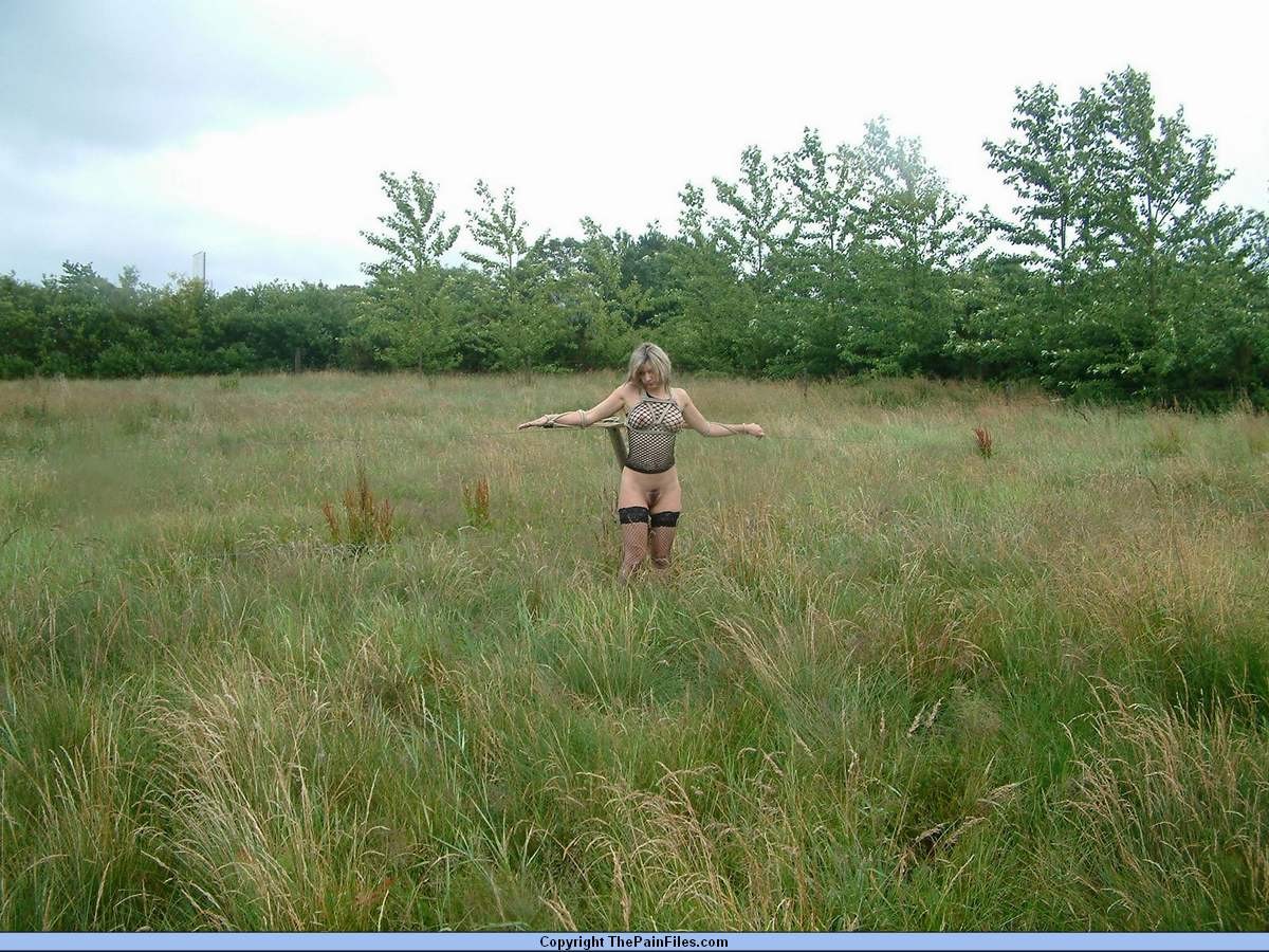 Bondage all'aperto ed esposizione pubblica della slavegirl per la feticista britannica bdsm emma l
 #72187436