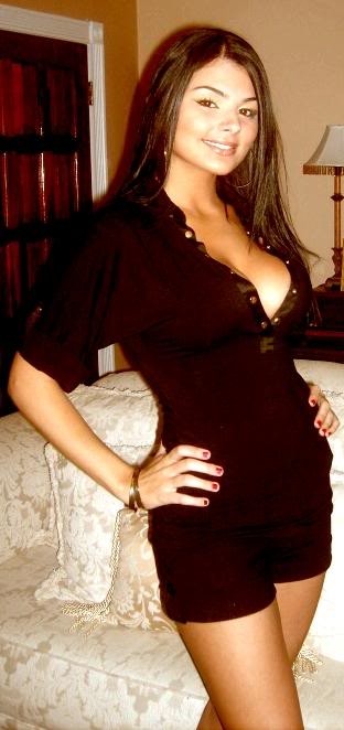 Chicas con escote en primer plano
 #77085923