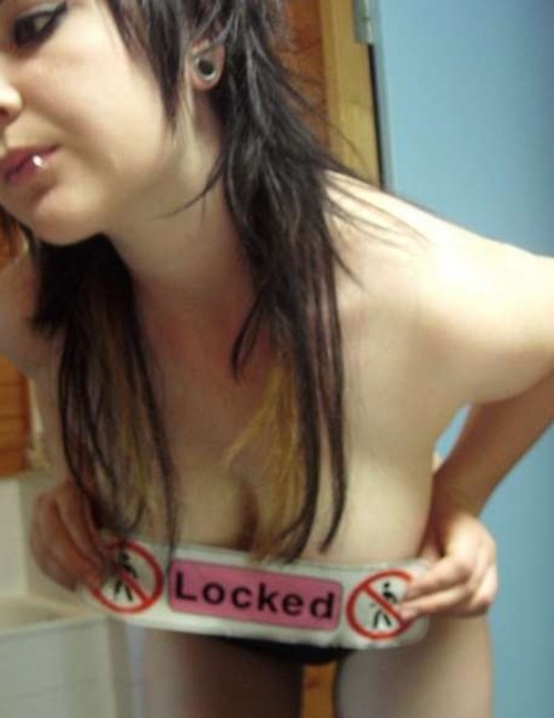 Chicas con escote en primer plano
 #77085969