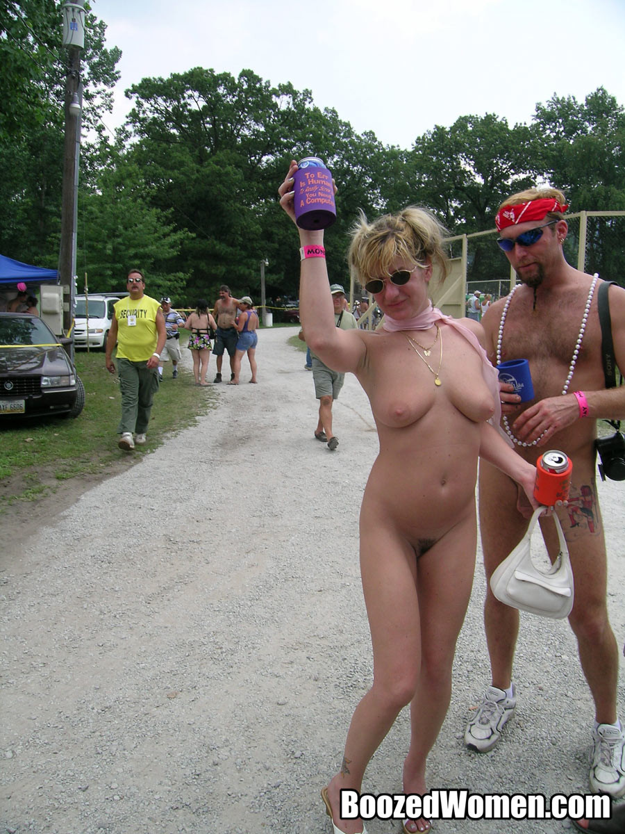 Strippers borrachas compitiendo en un evento al aire libre
 #78912350