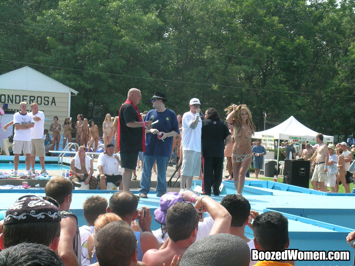 Strippers borrachas compitiendo en un evento al aire libre
 #78912365