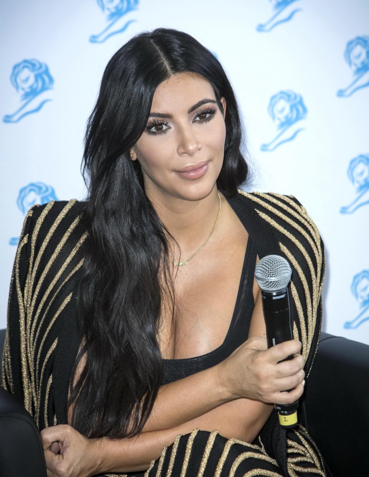 Kim Kardashian che mostra un'enorme scollatura all'evento dei leoni di Cannes
 #75160336