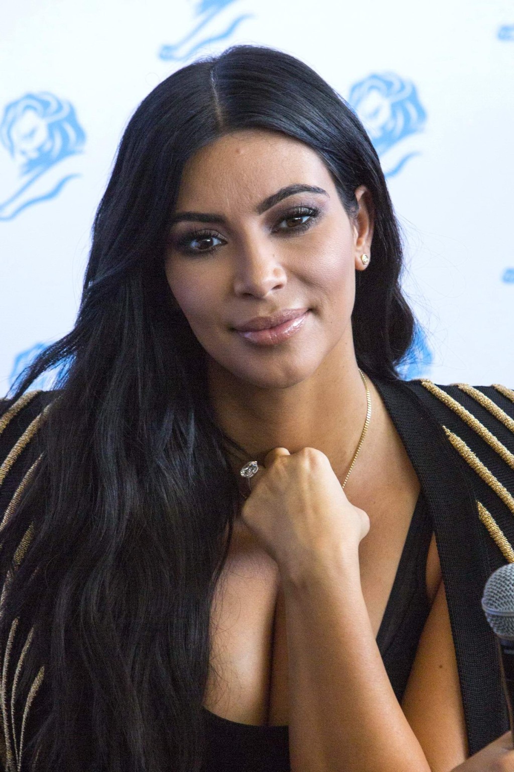Kim Kardashian che mostra un'enorme scollatura all'evento dei leoni di Cannes
 #75160364