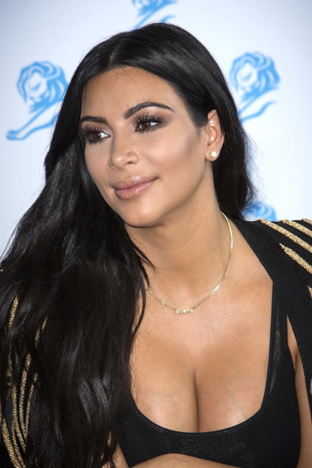 Kim Kardashian che mostra un'enorme scollatura all'evento dei leoni di Cannes
 #75160407