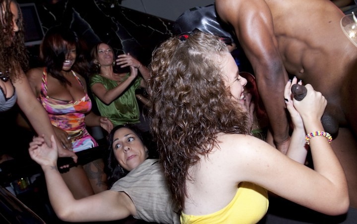 Estranei dal corpo caldo danno delle mazze alle ragazze ubriache della festa
 #79044330