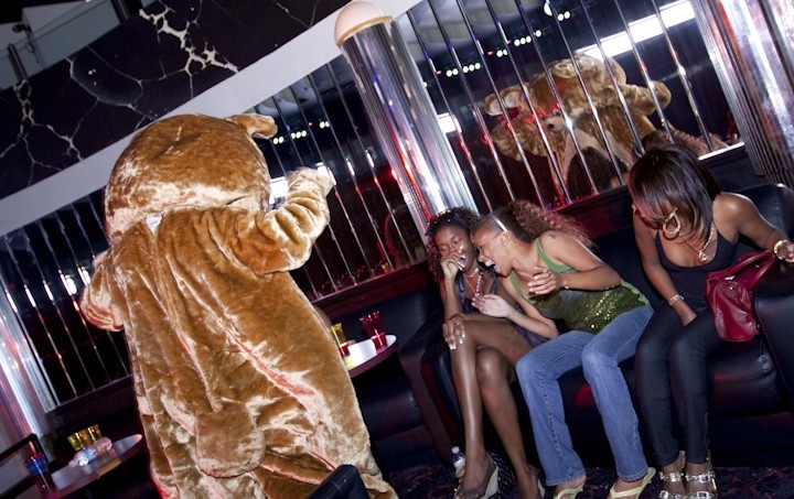 Extraños con cuerpo caliente dan ramalazos a chicas de fiesta borrachas
 #79044349