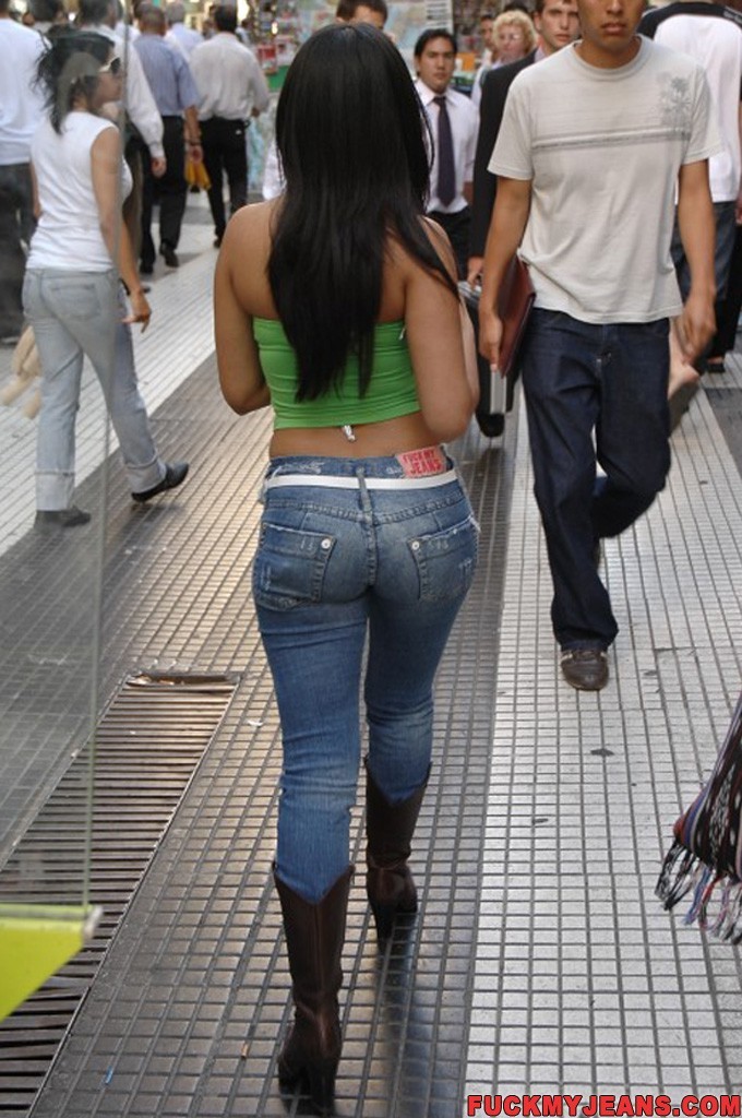 Sexy Latina Schönheit in engen Denim-Jeans bekommt Muschi gefüllt und gebohrt
 #71360637