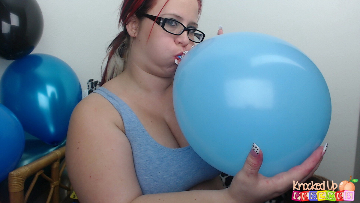 Schwangere busty Pornostar Georgia Pfirsich spielt mit Luftballons
 #67301822
