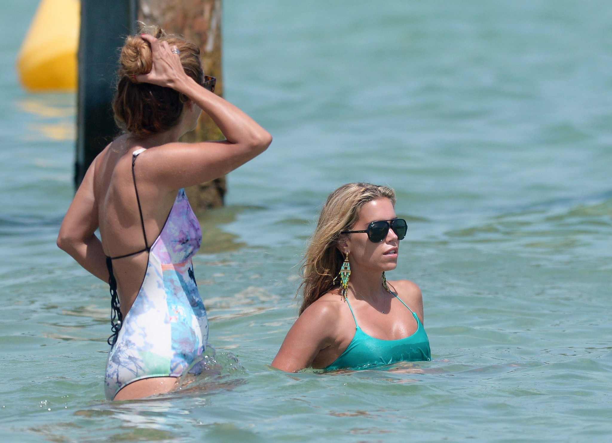 Sylvie van der vaart in bikini su una spiaggia di st. tropez
 #75222409