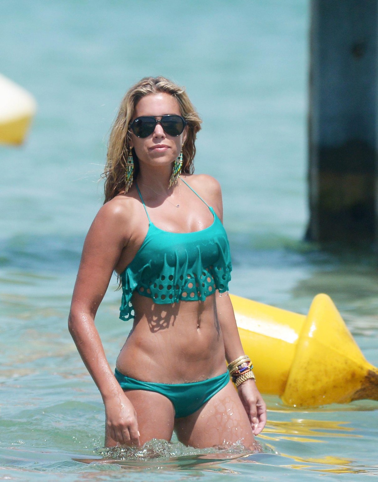 Sylvie van der vaart trägt einen Bikini am Strand in St. Tropez
 #75222482