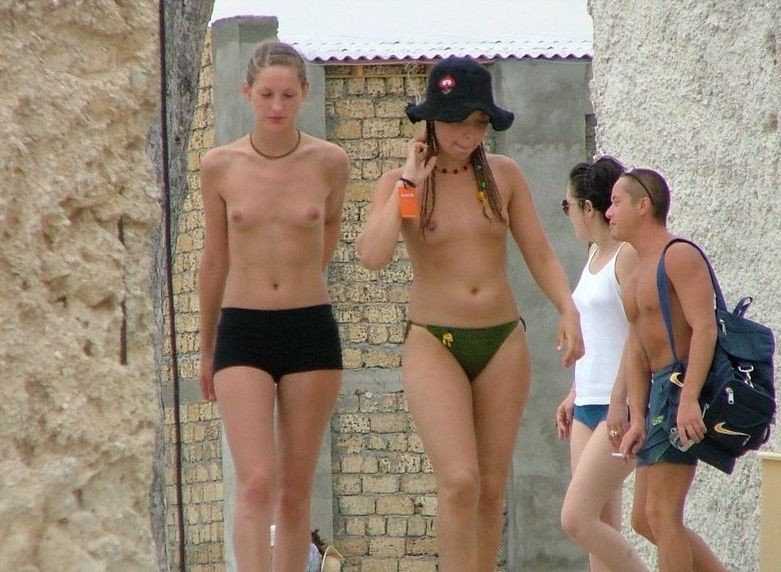 Nudista bionda tira su un po' d'acqua in una spiaggia nudista
 #72255415