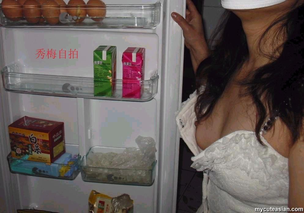 Sexy moglie dilettante asiatica che posa nuda a casa
 #69905576