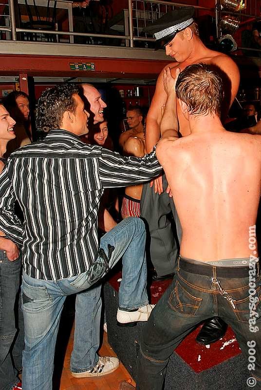 Fiesta de strippers gay con hombres lamiendo crema batida
 #77000621