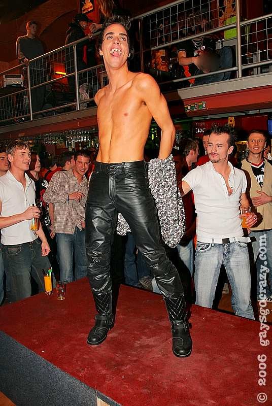 Fiesta de strippers gay con hombres lamiendo crema batida
 #77000626