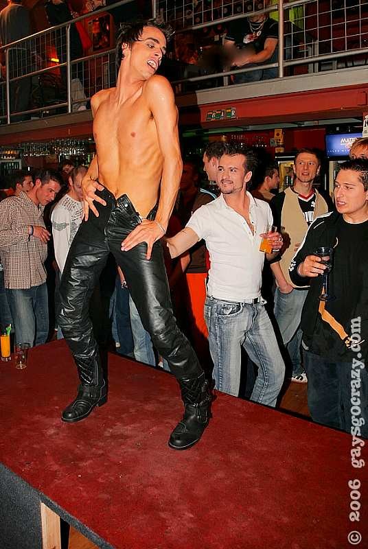 Fiesta de strippers gay con hombres lamiendo crema batida
 #77000632